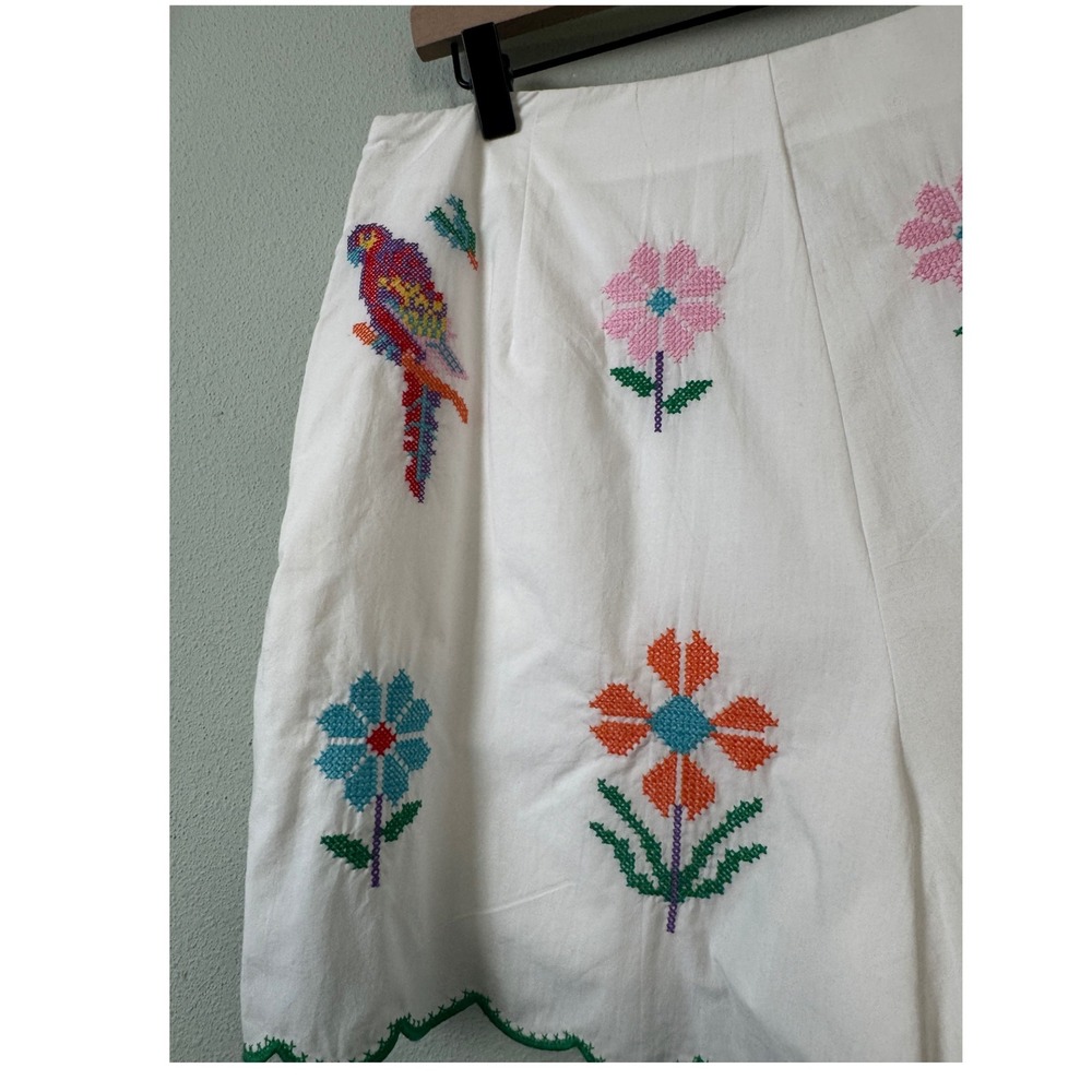 J. Marie Tessie Shorts Embroidered Cross-Stitch Floral Parrot Scallop Trim L NEW - Picture 6 of 14